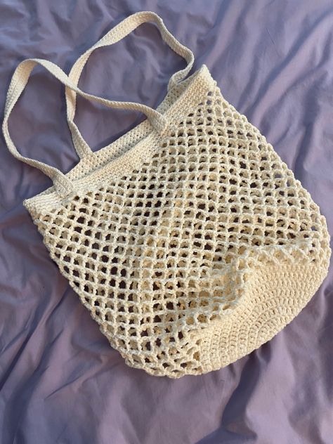 Aesthetic Crochet Bags Free Patterns, Mesh Market Bag Crochet, Crochet Bag Market, Crochet Mesh Beach Bag, Crochet Aesthetic Ideas Clothes, Crochet Mesh Market Bag, Crochet Mesh Ideas, Summer Crochet Tote Bag, Crochet Bag Ideas Inspiration