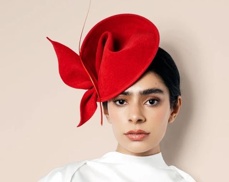 Modern Fascinator Headpieces, Elegant Fascinator Classy, Fancy Hats Classy Tea Party, Felt Fascinator Hats, Fascinator Hats Outfit Classy, Fascinator Hats Wedding Guest, Fascinator Outfit, Modern Mother Of The Bride, Fascinator Hats Outfit