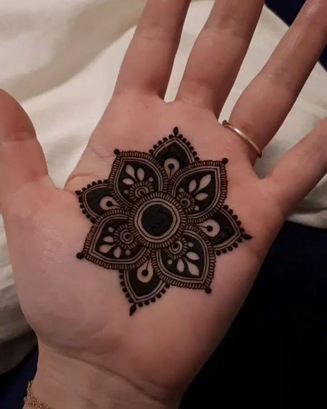 Modern Mehndi Designs for Hands By Henna CKG - K4 Fashion Mahdi Design Simple, Finger Mehandi, Mehndi Designs Finger, Round Mehndi Design, Palm Mehndi Design, Tato Henna, मेहंदी डिजाइन, Simple Mehndi Designs Fingers, Mehndi Designs For Kids