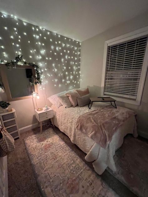 Room Inspo With Full Size Bed, 17 Bedroom Ideas, Cute Gray Room Ideas, Square Room Ideas Bedrooms Small, Bedroom Ideas For Small Rooms Cozy Girly, Big Wall Bedroom Ideas, Room Ideas Bedroom Cozy Simple, Corner Bed Ideas Queen Small Room, Cute Small Room Ideas Aesthetic Grey