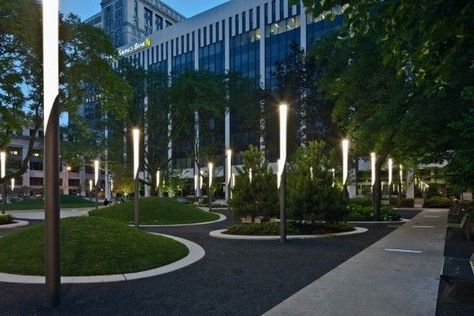 Light columns in public plaza Park Lighting, Plaza Design, Landscape Lighting Design, Urban Landscape Design, Desain Lanskap, Urban Lighting, Park Landscape, Urban Park, Landscape Architecture Design