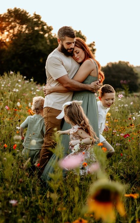 Family, home, family photos, outfits, summer photos Casual Family Photos, Family Session Poses, Outdoor Family Photoshoot, Spring Family Pictures, Outdoor Family Portraits, Summer Family Pictures, Big Family Photos, Pose Portrait, Large Family Photos