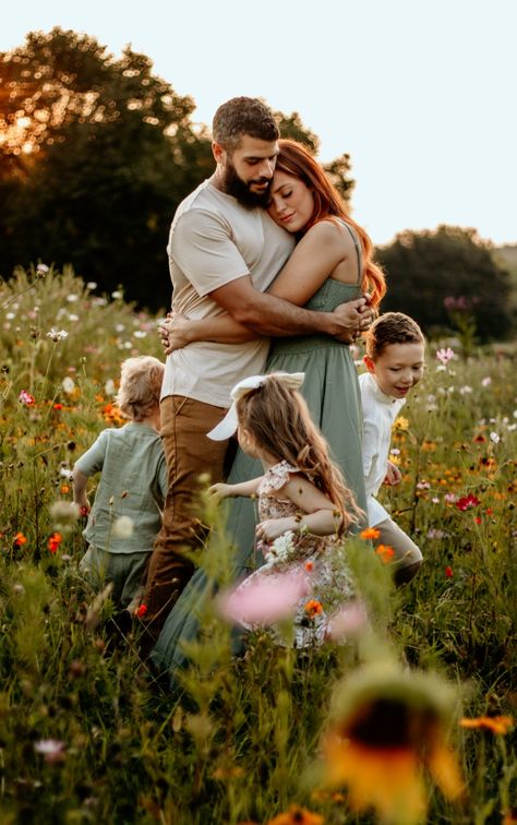 Family, home, family photos, outfits, summer photos Shooting Photo Famille, Family Photography Poses, Large Family Photography, Family Session Poses, Outdoor Family Photoshoot, Spring Family Pictures, Summer Family Pictures, Big Family Photos, Large Family Photos