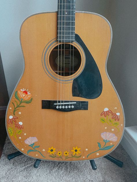 Guitar Design Ideas Stickers, Yellow Acoustic Guitar, Floral Acoustic Guitar, Hand Painted Acoustic Guitar, Paint On Guitar Ideas, Painting Acoustic Guitar, Painted Guitar Acoustic Flowers, Acoustic Guitar Custom, Acoustic Guitar Decoration