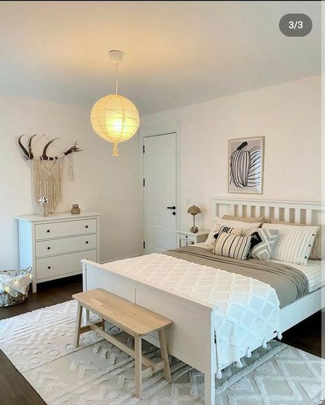 31 Trendy Minimalist Bedroom Ideas You'll Absolutely Love White Room Decor, Dekorasi Kamar Tidur, Bilik Tidur, White Bed, Cozy Room Decor, Redecorate Bedroom, Home Design Living Room, Room Makeover Bedroom, Dressing Room Design