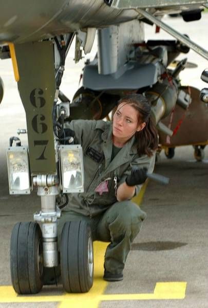 Female Fighter Pilot, Tomcat F14, Future Motivation, Mode Pin Up, Women Soldiers, Photo Avion, Air Force Women, Woman Mechanic, Aircraft Mechanics
