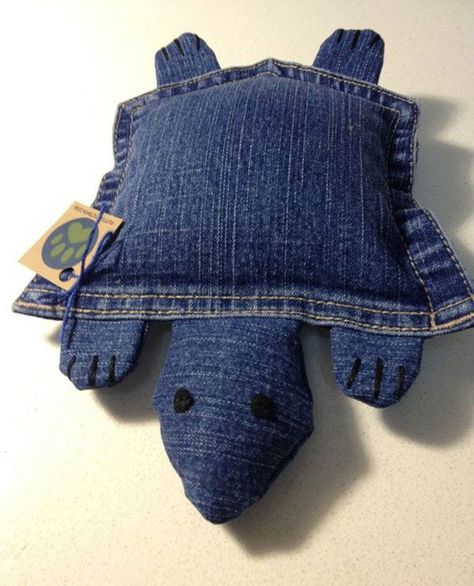 Denim turtle!! So cute! - WeAllSew Sew Ins, Återvinna Jeans, Denim Jeans Recycled, Artisanats Denim, Jean Diy, Recyceltes Denim, Jeans Recycling, Turtle Plush, Blue Jeans Crafts