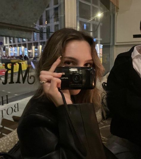 girl with a camera. girl making pictures. photographer, photography. autumn vibes Emelia Aesthetic, Rania Core, Sandra Core, Ciggerette Aesthetic, Nancy Core, Uptown Girl Aesthetic, Lev Livet, 사진 촬영 포즈, Photographie Inspo