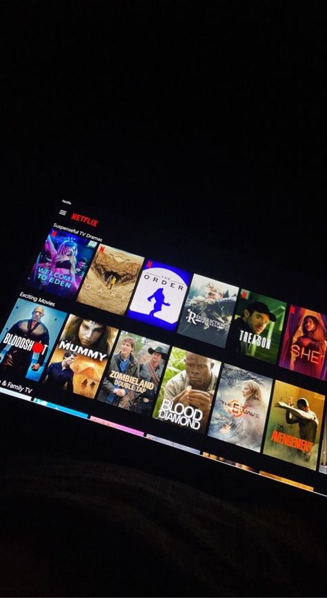 Watch Tv Aesthetic, Netflix And Chill Tumblr, Snapchat Images, Netflix Time, Unique Iphone Wallpaper, Netflix Movies To Watch, Best Snapchat, Snap Snapchat, Glitch Wallpaper