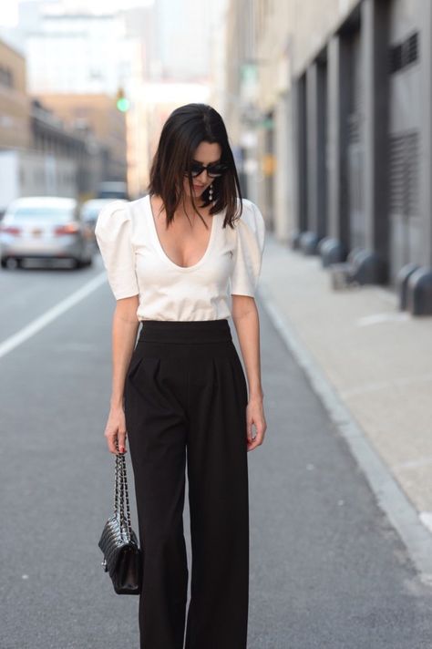 White Tee Black Pants Outfit, White Top And Trousers Outfit, Black And White Heels Outfit, White Top And Black Pants Outfit, Black Pants Outfit Formal, Black Trousers Outfit Street Style, Black And White Outfits Classy Chic, Black And White Casual Outfits, White Top Black Bottom Outfit