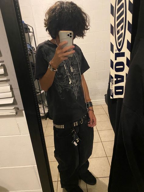 Y2k Skater Clothes, I Love Clothes Pfp, Emo Black Outfits, Alt Skater Outfits, Y2k Emo Men, Skater Emo Outfits, Hot Skater Men, Masc Skater Outfits, Male Skater Outfits