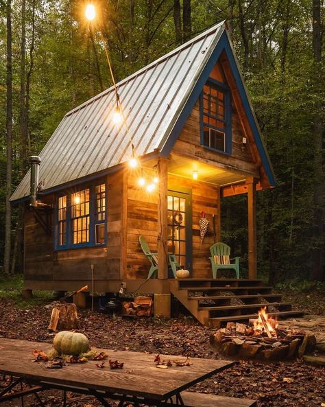 All I Need is a Little Cabin in the Woods (27 Photos) - Suburban Men Log Cabin Homes, Tiny Cabins, Little Cabin In The Woods, Small Log Cabin, Cabin Tiny House, Cabin Living, Little Cabin, Tiny Cabin, Tropical Jungle