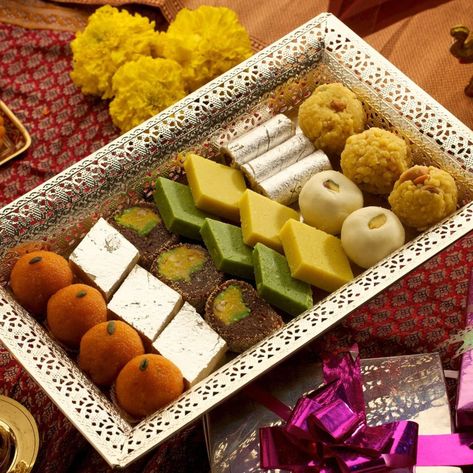 Gifts Snapchat Story, Sweets For Diwali, Gifts Snapchat, Indian Wedding Food, Snack Pictures, Sweets Photography, Sweet Box Design, Indian Wedding Gifts, Wedding Snacks