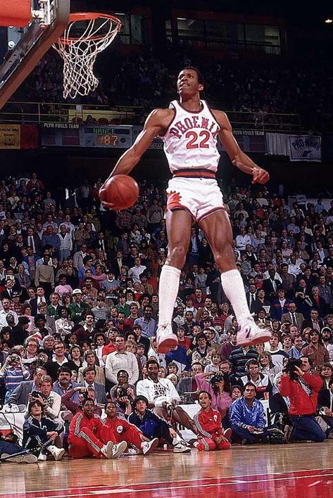 18 of The Most Amazing Photographs Ever Taken - Feels Gallery Nba Slam Dunk Contest, Reference Drawings, Football Poses, Dunk Contest, Michael Jordan Pictures, Isiah Thomas, Jason Kidd, Kevin Garnett, Scottie Pippen