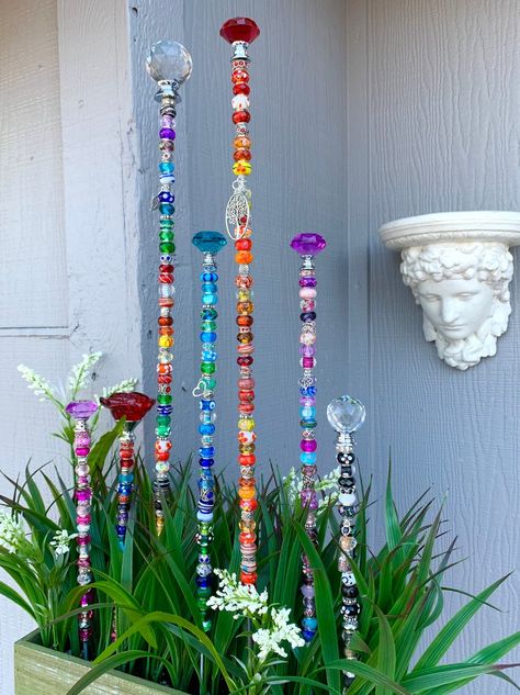 Diy Garden Stakes, Garden Stakes Diy, Beaded Fairy, Glass Bead Crafts, Decorative Garden Stakes, Diy Wand, Outdoor Crafts, Fairy Wands, Glass Garden Art