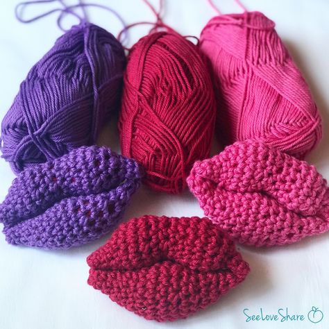 Amigurumi Patterns, Crochet Lips, Fun Valentines Day Ideas, Crochet Holiday, Crochet Bloggers, Crochet Mask, 4mm Crochet Hook, Crochet Faces, Crochet Gratis