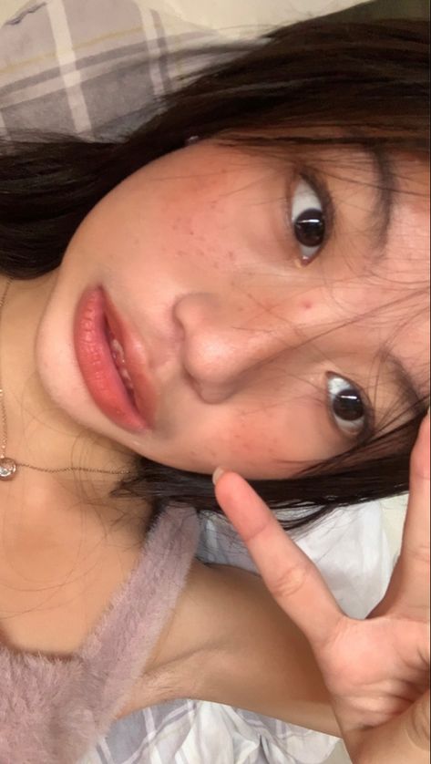 Beabadoobee Without Makeup, Basic Asian Makeup, Asian Freckles Makeup, Natural Beauty Aesthetic Asian, Cute Freckles Makeup, Beabadoobee Freckles, Beabadoobe Makeup, How To Fake Freckles, Asian With Freckles