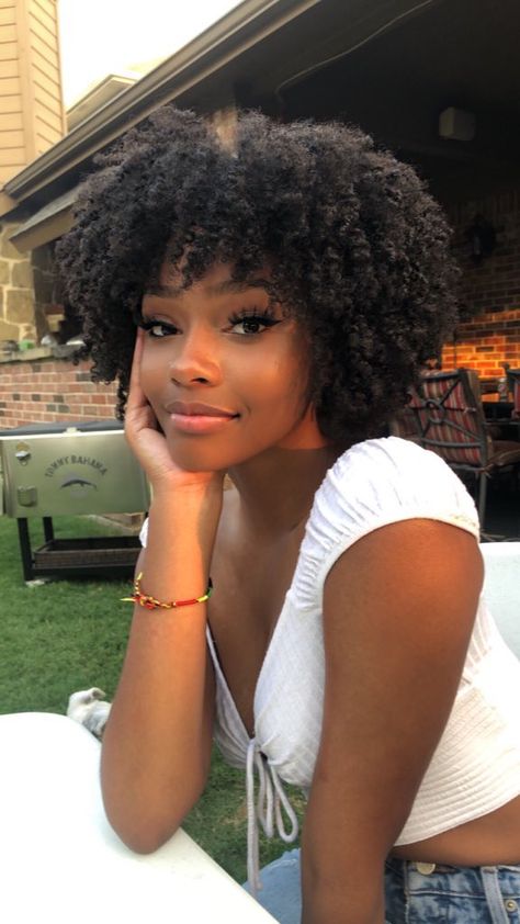 𝗠𝗘𝗟𝗔𝗡𝗜𝗡 𝗚𝗢𝗗𝗗𝗘𝗦𝗦 ✨✊🏾 on Twitter: "Sitting real pretty 🧚🏽‍♂️… " Curly Afro Women, Black Female Reference, Dark Skin Curly Hair, Afro Hair Black Women, Afro Hair Styles, Woman Afro Hair, Black Woman With Afro, Cute Afro, Pelo Afro