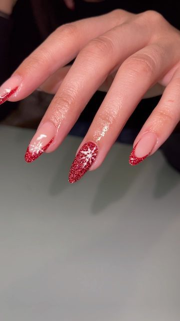 Nails For Christmas Holiday, Stiletto Nails Christmas, Stiletto Christmas Nails, Cute Xmas Nails, Christmas Stiletto Nails, Christmas Nails Stiletto, Christmas Naildesign, Almond Christmas Nails, Christmas Nails Trendy