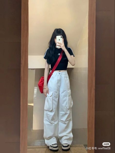 Cargo Pants Outfit Korean Style, Japanese Summer Street Style, Kpop Summer Outfits, Beige Top Outfit, Aesthetic Cargo Pants, White Cargo Pants, Cargo Outfit, Simple Style Outfits, Outfit Korean Style