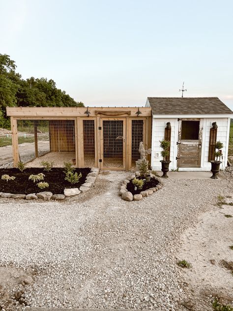 Cute Chicken Coops, Chicken Coop Garden, Chicken Barn, Backyard Chicken Coop Plans, Diy Chicken Coop Plans, Chicken Coop Run, Backyard Chicken Farming, Homestead Chickens, Coop Design