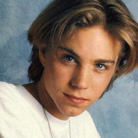 Child actors (Jonathan Brandis) who died young include some of the most recognizable names in Hollywood, as well as some who starred on stage and screen many decades ago. All of the actors and actresses listed here were in the business as kids, and sadly, all passed away way too early in their lives. Their causes of ... 80s Guys, 80s Actors, 90s Actors, 80s Celebrities, 90s Men, Celebrity List, Die Young, Young Actors, Child Actors