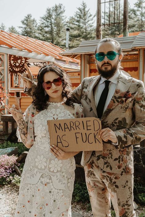 Retro & Eclectic Jewish Wedding in a Sculpture Garden · Rock n Roll Bride Bride Reception Dress, Retro Wedding Decorations, Las Vegas Wedding Photos, Retro Eclectic, Punk Wedding, Harry Wedding, Bride Suit, Alternative Wedding Photography, Rock N Roll Wedding