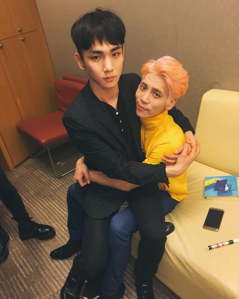 i love how key is using jonghyun as a throne and jonghyun is just like ¯\_(ツ)_/¯ "what you gotta love him" #key #queenstatus Shinee Members, Shinee Debut, Onew Jonghyun, Shinee Jonghyun, Kim Kibum, Choi Minho, Lee Taemin, Memes Kpop, Korean Idol