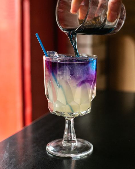 Colorful Cocktails Recipes, Cocktails That Change Color, Potion Drinks Alcohol, Cool Looking Cocktails, Northern Lights Cocktail, Dnd Inspired Cocktails, Disco Party Cocktails, Over The Top Cocktails, Space Themed Drinks Alcohol