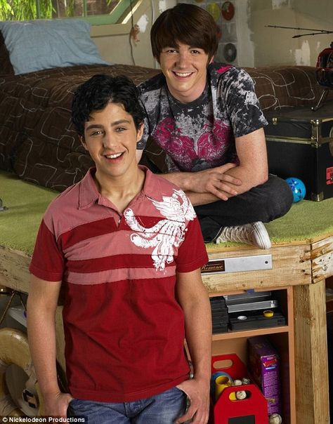 Opposite personalities: Drake Bell and Josh are shown in a 2004 promo for Nickelodeon's Drake & Josh Josh Peck, Dan Schneider, Drake & Josh, Drake Bell, Drake And Josh, Vlog Squad, Teen Tv, Nickelodeon Shows, Meme Comics