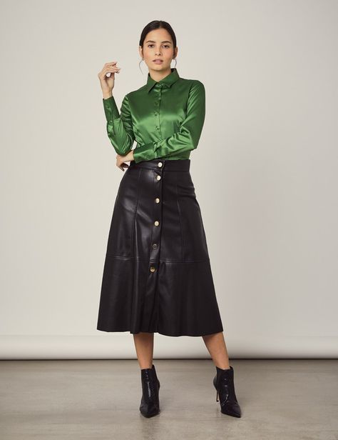 Botas Outfit, Long Leather Skirt, Satin Texture, Vinyl Fashion, Hawes And Curtis, Best Gowns, Satin Bluse, Bollywood Hairstyles, Skirt With Buttons