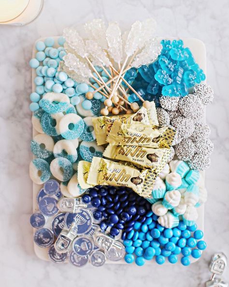 Hanukkah Dessert Recipes, Hanukkah Desserts, Candy Board, Chanukah Party, Holiday Party Foods, Party Food Platters, Beach Themed Party, Holiday Eating, Blue Food