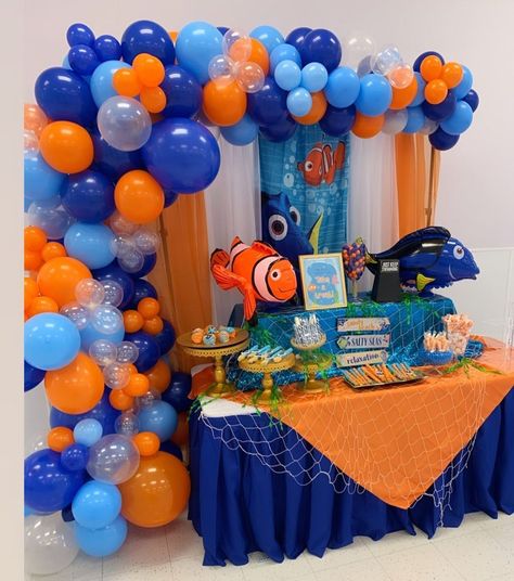 Finding Nemo Candy Table, Diy Finding Nemo Decorations, Diy Nemo Decorations, Nemo Balloon Arch, Finding Nemo Snacks, Finding Nemo Themed Birthday Party, Finding Nemo Dessert Table, Finding Nemo Balloon Arch, Nemo First Birthday Party