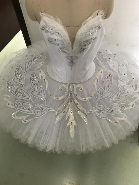 Swan Lake Costumes, Ballet Costumes Tutus, Classical Ballet Tutu, Swan Lake Ballet, Swan Dress, Ballerina Outfit, Ballerina Costume, Professional Ballet, Tutu Ballet