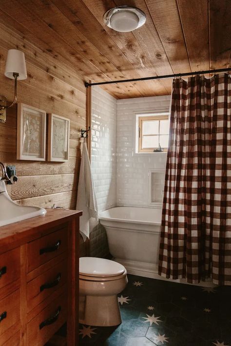 Cabin Aesthetic Bathroom, Rustic Cottage Interiors Small Cabins, Pine Cabin Interior, Vintage Cabin Interior, Cozy Mountain Home Interiors, Colonial Cabin, Cabin Bathroom Ideas, Maine Cabin Masters, Scandinavian Cabin Interior