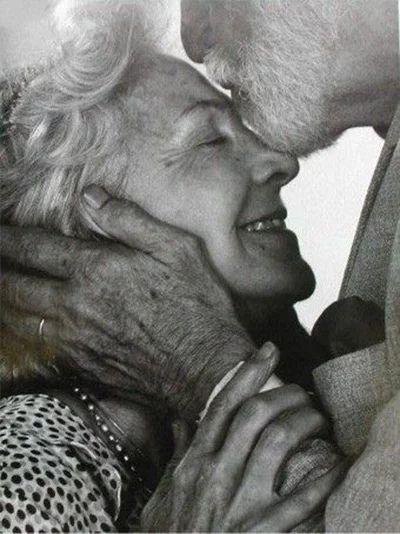 Photography Ideas For Couples, Old Couple Photography, Older Couple Poses, Older Couple Photography, Old Couple In Love, Lovers Kissing, Cute Old Couples, Vieux Couples, Ideas For Photography