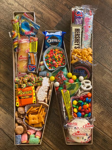 Diy Snack Boxes Gift Ideas Birthday, Diy 20th Birthday Gifts, Food Gifts For Birthday, Letter Snack Board, Birthday Letter Box Ideas, Candy Letter Charcuterie Board, Letter Food Ideas, Food Birthday Gifts, Letter Candy Charcuterie Board