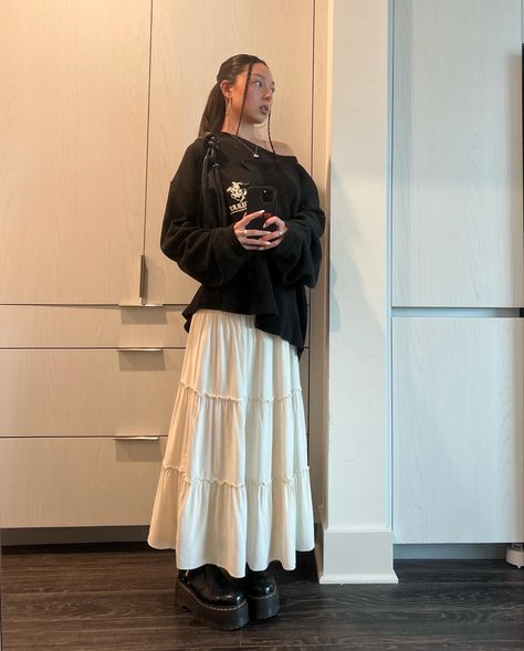 Winter Flowy Skirt Outfit, Long Maxi White Skirt, Outfit Inspirations Long Skirt, Skirt With Chunky Sneakers, Style With White Skirt, Skirt Outfits Korean Long, Long Skirts With Shirts, Cute Fits With Long Skirts, Fits With Maxi Skirts