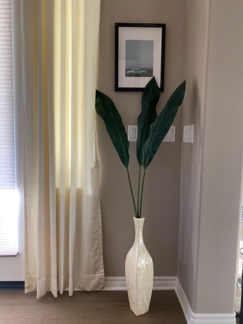 Window Sill Vase Decor, Corner Vase Decor Living Room, Clear Floor Vase Decor, Tall Plant Vase, Wooden Flower Vase Ideas, Small Corner Decorating Ideas Entryway, Tall Corner Decor, Tall Vase Decorating Ideas Living Rooms, Corner Vase Decor