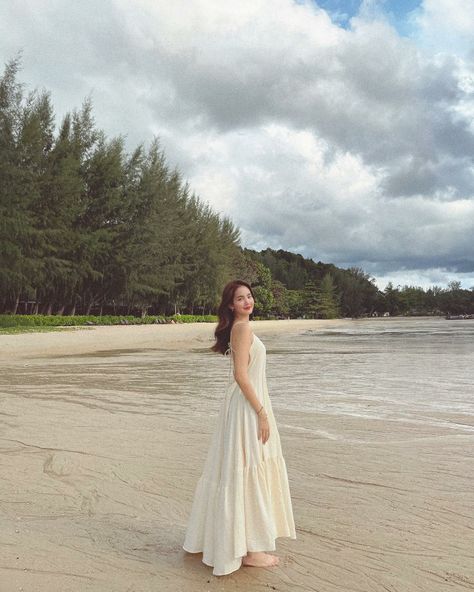 Beach Pose With Dress, Beach Photoshoot In Dress, Summer Dress Photoshoot Ideas, Summer Poses Photo Ideas Beach Pics, Beach Aesthetic Poses, Pantai Outfit, Pool Outfit Ideas, Dress Pantai, Beach Poses With Dress