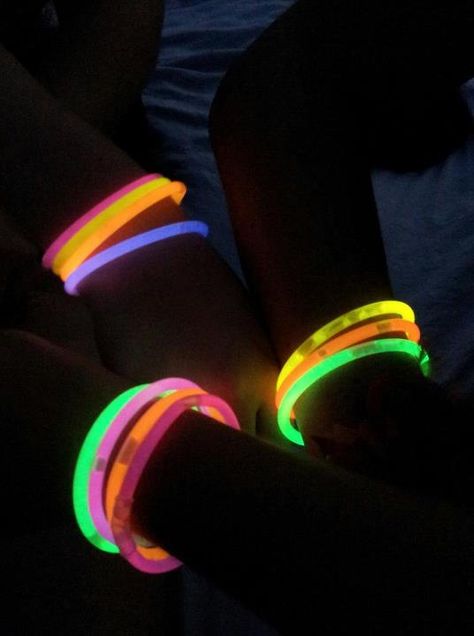 Fun with glow sticks. Glow Stick Photoshoot, Glow Sticks Aesthetic, Glow Stick Aesthetic, Neon Sleepover, Glow Sticks Party, July Vibes, Euphoria Party, July Activities, Glow Stick Party