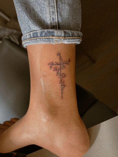 Women Small Tattoo, Tattoo Ideas For Female, Tattoo Designs Simple, Tato Salib, Tato Minimal, Simple Forearm Tattoos, Tattoos Henna, Cowgirl Tattoos, Christian Tattoo