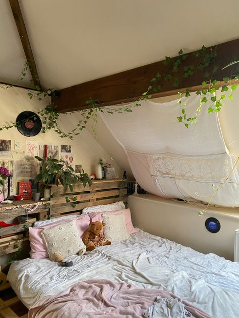 Floor Bed Aesthetic Room, Aesthetic Pallet Bed, Bed On Crates, Pallet Bed Aesthetic, Low Attic Bedroom Ideas, Floor Bed Aesthetic, Attic Room Aesthetic, Attic Room Ideas Cozy Spaces, Low Bed Ideas Cozy Bedroom