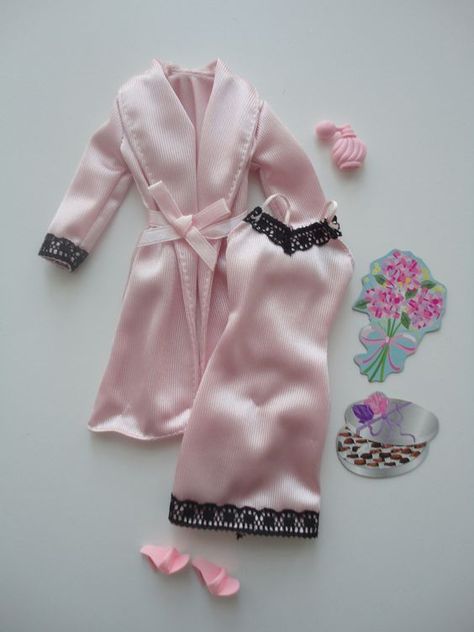 Accessoires Barbie, Dollhouse Clothes, Dress Barbie Doll, Sewing Barbie Clothes, Barbie Doll Set, Barbie Sewing Patterns, Barbie Wardrobe, Barbie Doll Clothing Patterns, Diy Barbie Clothes