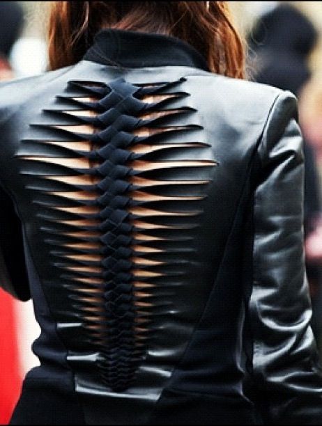 Leather spine.  Only if I can find it in veggie leather, but very cool design. Haute Couture, Couture, Draping Ideas, Paris Street Style Spring, Emo Dresses, Jeans Outfit Casual, Paris Fashion Week Street Style, Paris Street Style, Fashion Inspiration Design