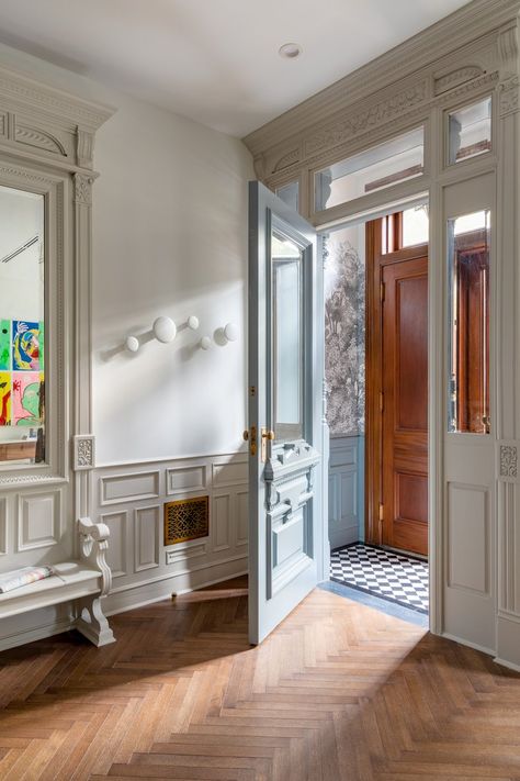 Park Slope Brownstone Gallery — LYONS STUDIO Brownstone Foyer Entryway, Interior Architectural Details, Row House Entryway, Small Entrance Decor, Brownstone Entrance, Brownstone Entryway, Modern Luxury Entryway, Entryway Decor Indian, Entryway Decor Modern Luxury