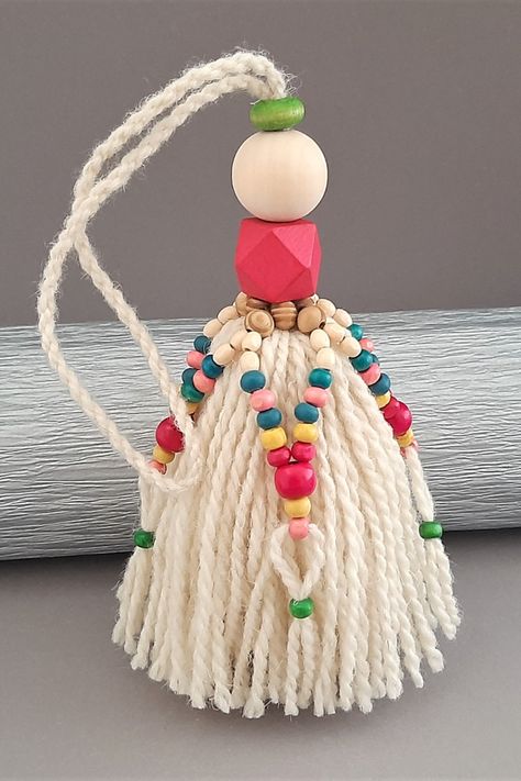 Couture, Door Hanging With Beads, Diy Pom Pom Tassel, Macrame Beads Wall Hanging, How To Make Tassels With Yarn, Wooden Bead Crafts, Beaded Tassels Diy, Crochet Tassels, Purse Tassels