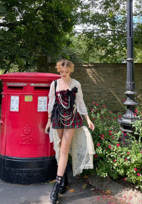 Vivienne Westwood Harajuku, Vivian Westwood Inspired Outfits, London 2024 Fashion, Vivian Westwood Outfit Inspiration, Vivienne Westwood Outfit Inspiration, Dark Maximalist Outfit, Vivienne Westwood Outfits Ideas, Vivienne Westwood Style Outfit, Vivienne Westwood Punk Fashion