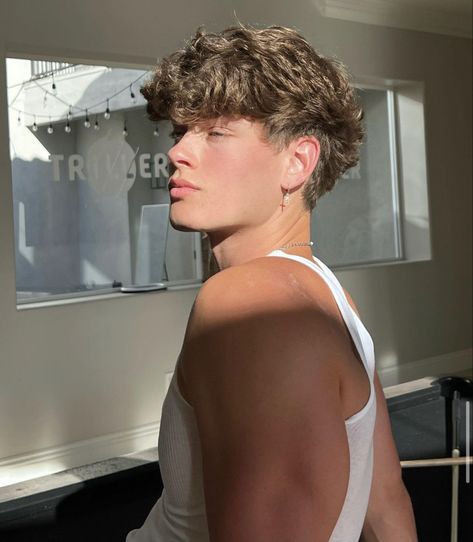 Men Hair Highlights, Classic Mens Hairstyles, Mens Haircuts Short Hair, Surfer Hair, Men Haircut Curly Hair, Gents Hair Style, Wavy Hair Men, Mens Hairstyles Thick Hair, Faded Hair