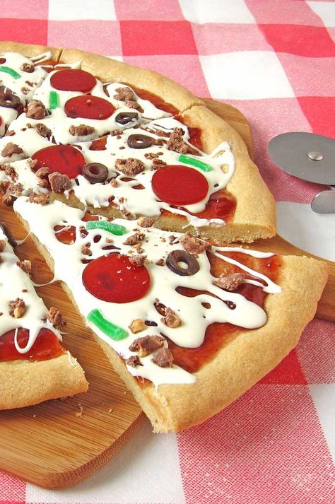 Pizza Birthday Cake, Cookie Pizza Recipe, Candy Pizza, Fruit Pizza Bar, Pizza Dessert, Fruit Pizza Sugar Cookie, Sugar Cookie Crust, Fruit Pizza Recipe, Fun Dessert